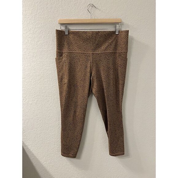 Athleta Leggings Women SZ XL Brown Animal Print‎ Mid Rise Capri with Pockets - Picture 1 of 6